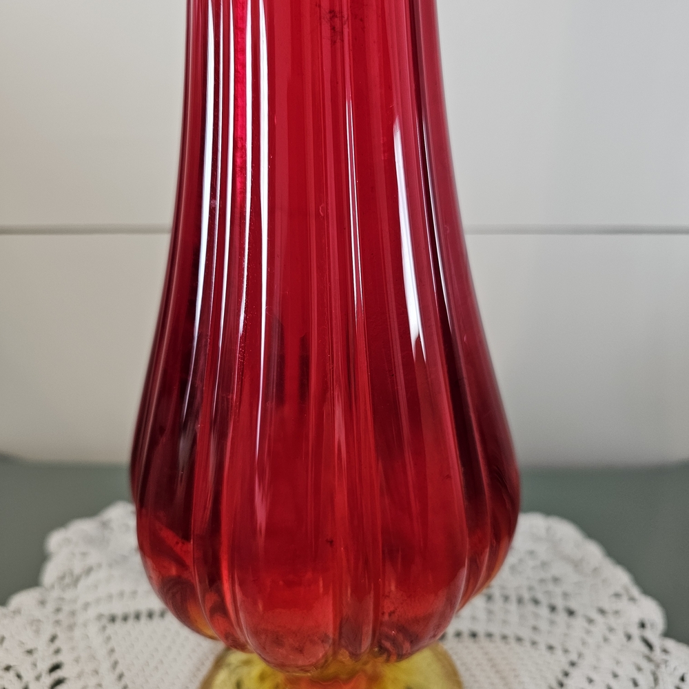 Elegant "Vintage" L.E. Smith Red Swung Glass Vase - Picture 4 of 15